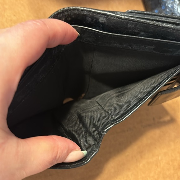 AUTHENTIC GUCCI MEN’S BI-FOLD WALLET - Picture 6 of 9